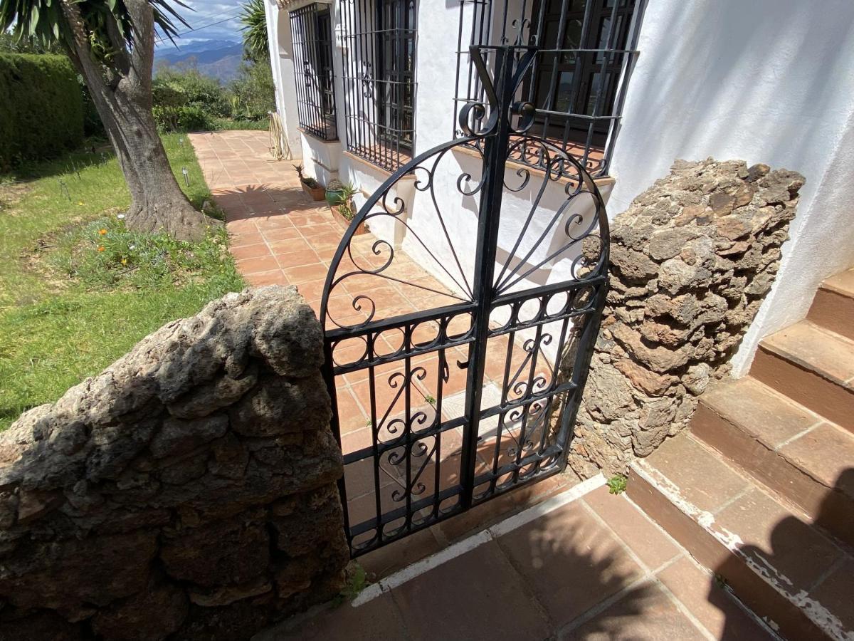 Terraced House In The Mountains With Fantastic View Hébergement de vacances Málaga